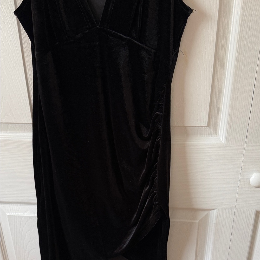Black Velvet Sleeveless Dress - Picture 2 of 6